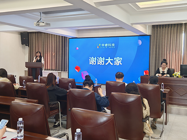 賦能成長(cháng)，共赴智能未來(lái) —— 華?？萍汲晒εe辦公益 AI 實(shí)操技能培訓